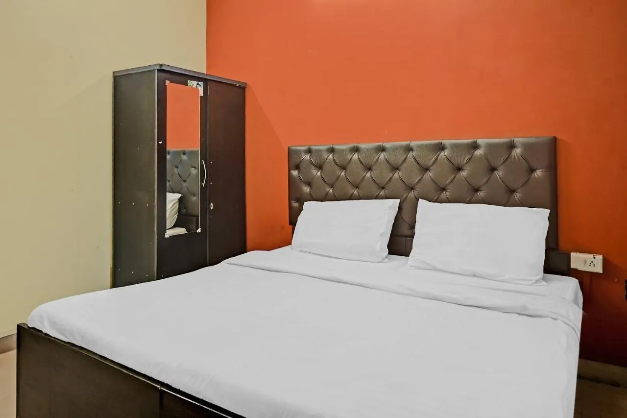 ורנאסי Oyo 7498 Hotel Aparajita 3*,