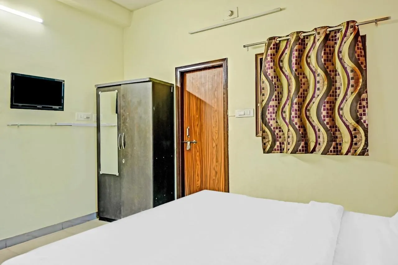 ורנאסי Oyo 7498 Hotel Aparajita 3*,